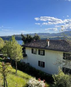 ein weißes Haus mit Seeblick in der Unterkunft Balconata sul lago in Ameno