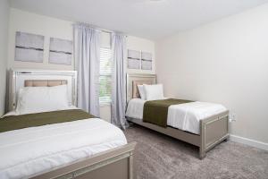 Tempat tidur dalam kamar di Stunning 5 Bd w/ Pool Close to Disney 8955