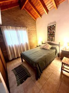 ein Schlafzimmer mit einem großen Bett und einem Fenster in der Unterkunft Departamento Centrico in Villa General Belgrano