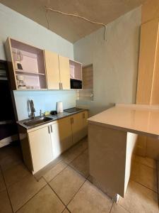 Virtuvė arba virtuvėlė apgyvendinimo įstaigoje Cepeda Economical 10 BR Compound