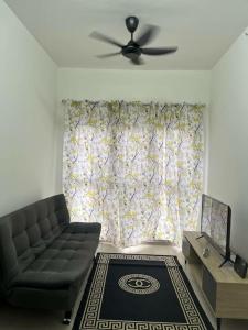 - un salon avec un canapé et une grande fenêtre dans l'établissement B2U Residensi Rimbun Kajang 2 Bedrooms, à Kajang