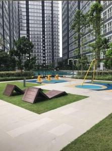 un parc avec des toboggans et des balançoires dans une ville dans l'établissement B2U Residensi Rimbun Kajang 2 Bedrooms, à Kajang