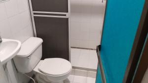 uma pequena casa de banho com WC e lavatório em HOTEL NEIVA REAL em Neiva