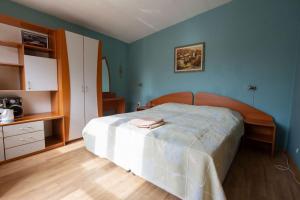 Un pat sau paturi într-o cameră la Private summer villa close to the black sea