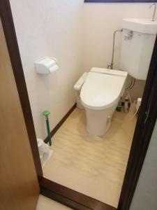 W pokoju znajduje się łazienka z białą toaletą. w obiekcie Corpo Marika 0 w mieście Hakodate