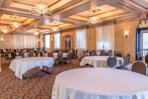 un salón de banquetes con mesas y sillas blancas en Hassayampa Inn, en Prescott