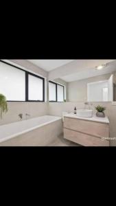 Um banheiro em Spacious House Close to Hobart CBD WiFi and New Sony QLED Smart TV