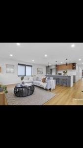 Η κουζίνα ή μικρή κουζίνα στο Spacious House Close to Hobart CBD WiFi and New Sony QLED Smart TV