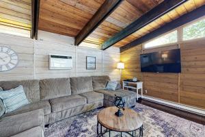 a living room with a couch and a tv at Ann Acres 21039 Elizabeth Ave in Rehoboth Beach
