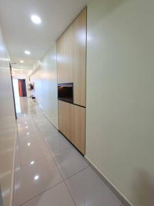 Cette chambre dispose d'un couloir avec une cuisinière et un mur. dans l'établissement Joyful Sitiawan skygarden swimming pool, à Seri Manjung