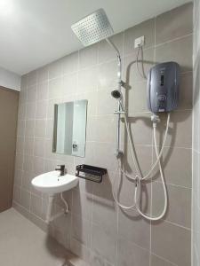 een badkamer met een douche en een wastafel bij Joyful Sitiawan skygarden swimming pool in Seri Manjung