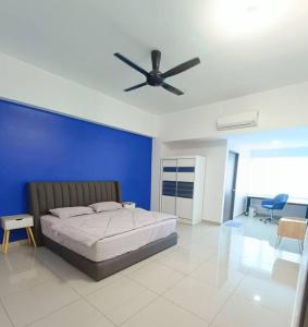 1 dormitorio con cama y pared azul en Joyful Sitiawan skygarden swimming pool, en Seri Manjung