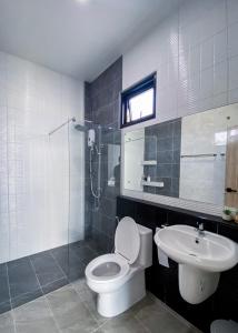łazienka z toaletą i umywalką w obiekcie 286poolvilla w mieście Surat Thani