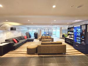 uma grande sala de estar com sofás e uma televisão em Hotel Foret Premier Nampo em Busan