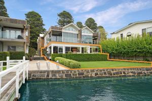 una vista exterior de una casa con un cuerpo de agua en Steam Packet Wharf en Port Fairy