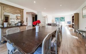 une salle à manger avec une grande table et des chaises en bois dans l'établissement Stunning Home In Saint-denoeux With Wifi, à Saint-Denoeux