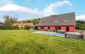 una casa roja con piscina en un patio en Stunning Home In Saint-denoeux With Wifi, en Saint-Denoeux