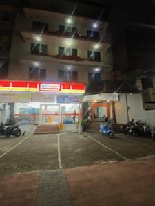 eine Tankstelle mit einem Roller, der davor geparkt ist in der Unterkunft K-Style Eco Hotel Jakarta in Jakarta