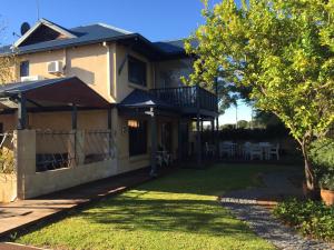 ein Haus mit einem Hof mit Terrasse in der Unterkunft Observatory Guesthouse - Adults Only in Busselton