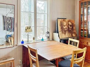 mesa de comedor con 2 sillas y una pintura en Holiday home Österhaninge, en Västerhaninge