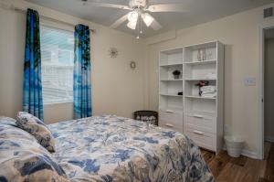 een slaapkamer met een bed en een plafondventilator bij Ricehope Place in Charleston