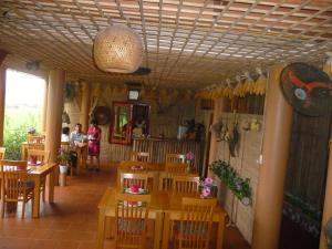A restaurant or other place to eat at Mai Chau Valley View Hotel