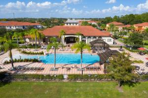 una vista aérea de la piscina en un complejo en Gorgeous 4 Bedroom w/ Pool Close to Disney 920, en Kissimmee