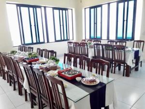ein Esszimmer mit einem langen Tisch und Stühlen in der Unterkunft Daisy Hotel Tam Dao in Tam Ðảo