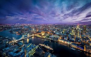 une vue aérienne de nuit sur une ville dans l'établissement Stunning 3 bedroom property- Large Rooms, à Londres