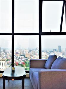 - un salon avec un canapé et une table dans l'établissement Legend Hotel and Resort, à Sihanoukville