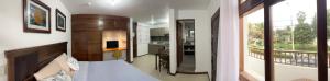 Habitación con cama y cocina con balcón. en Charming and impeccable 1-Bed Studio in Huanchaco, en Huanchaco