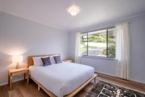ビチェノにあるIsland Vista - Freycinet Holiday Housesのベッドと窓のある寝室