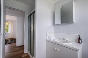 ビチェノにあるIsland Vista - Freycinet Holiday Housesの洗面台と鏡のある白いバスルーム
