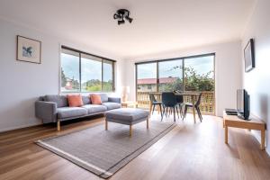 ビチェノにあるIsland Vista - Freycinet Holiday Housesのソファとテーブルのあるリビングルーム