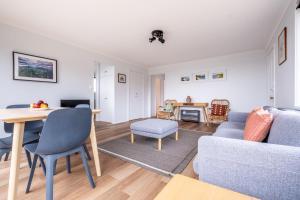 ビチェノにあるIsland Vista - Freycinet Holiday Housesのテーブルとソファのあるリビングルーム +21枚の写真