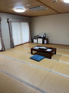 um quarto grande com uma mesa e um quarto com um quarto em Enmanin Sanmitsuden - Vacation STAY 03295v em Otsu