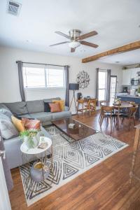ein Wohnzimmer mit einem Sofa und einem Tisch in der Unterkunft Casa Cima in Dallas