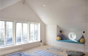 Habitación con 2 ventanas y banco azul en Amazing Home In Grisslehamn With Sauna en Grisslehamn