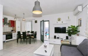 - un salon avec un canapé et une table dans l'établissement Lovely Home In Rastane Donje With Kitchen, à Gorica