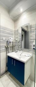 bagno con lavandino e specchio di Luxury Studio House 589-2 a Città del 6 ottobre
