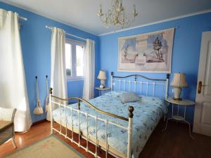 Ένα ή περισσότερα κρεβάτια σε δωμάτιο στο Casa con A/A, piscina, barbacoa, WIFI y a 200m de la playa en Costa Brava - ES-89-77