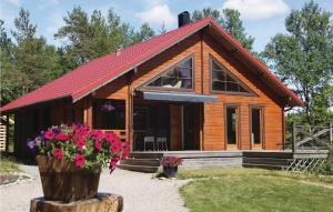 een kleine houten hut met een rood dak bij Beautiful Home In Frgelanda With 3 Bedrooms And Wifi in Muberg