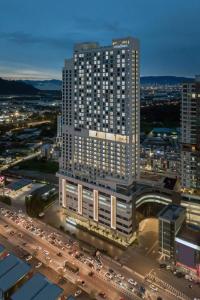 ein großes Hochhaus mit Verkehr in einer Stadt in der Unterkunft Citadines Prai Penang in Bukit Mertajam