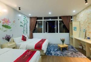 Postel nebo postele na pokoji v ubytování HOTEL NẮNG CHIỀU ĐÀ LẠT