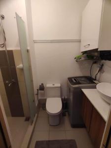 uma pequena casa de banho com WC e lavatório em Maicozy condo em Manila