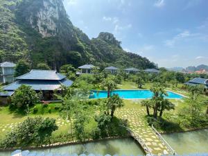 eine Luftansicht des Resorts mit einem Berg im Hintergrund in der Unterkunft Minawa Kenhga Resort & Spa Ninh Binh in Ninh Bình