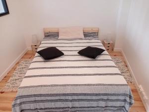 Posteľ alebo postele v izbe v ubytovaní Appartement rénové, 1 chambre, 300m de la gare, près du centre de Granville - FR-1-361-479
