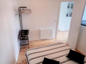 Posteľ alebo postele v izbe v ubytovaní Appartement rénové, 1 chambre, 300m de la gare, près du centre de Granville - FR-1-361-479 + 8 fotografií