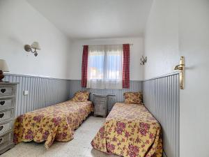 - une chambre avec 2 lits et une fenêtre dans l'établissement Appartement Palavas-les-Flots, 2 pièces, 4 personnes - FR-1-715-62, à Palavas-les-Flots