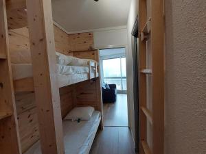 a room with two bunk beds in a room at Studio Villard-de-Lans, 1 pièce, 4 personnes - FR-1-515-168 in Villard-de-Lans
